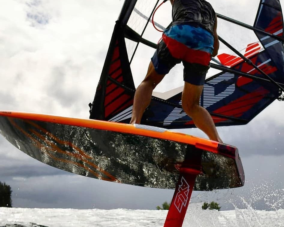 Windsurf foiling on an AXIS mast
